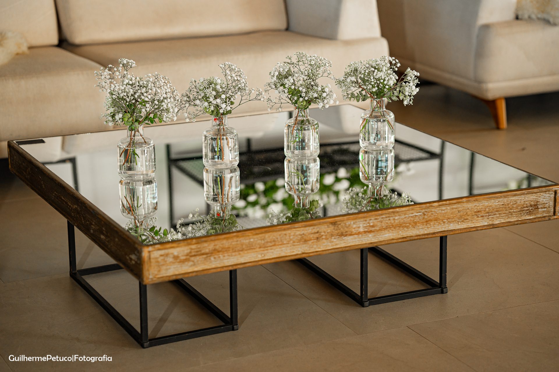 Detalhe de centro de mesa com mosquitinhos brancos