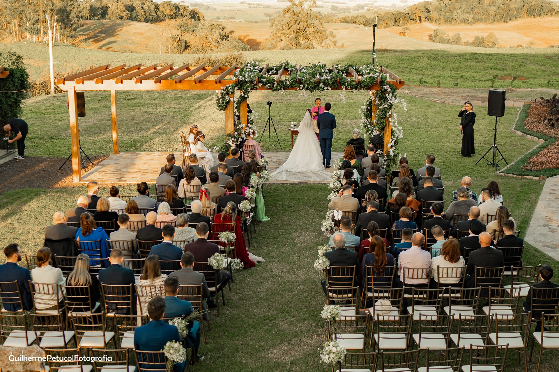 Cerimônia de casamento ao ar livre na Villa Faé com vista da paisagem
